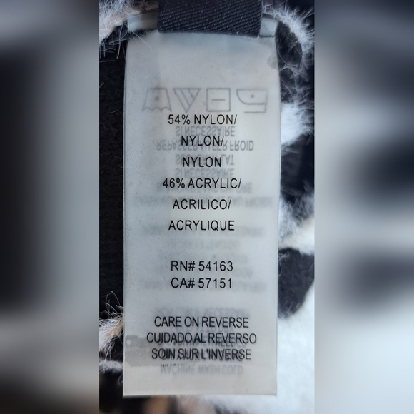 EUC Karl Lagerfeld Black & White Flower Knit Fuzzy Neutral Casual Beanie Hat Cap - Picture 6 of 6